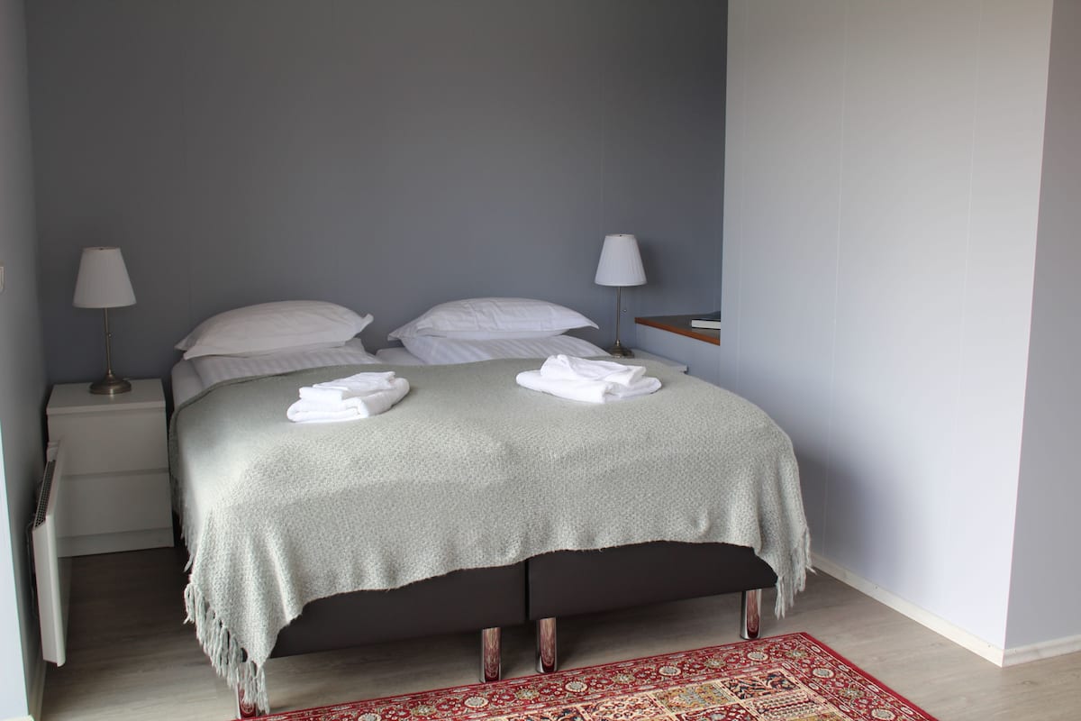 Studio (1) | Blackout curtains, free cots/infant beds, free WiFi, bed sheets