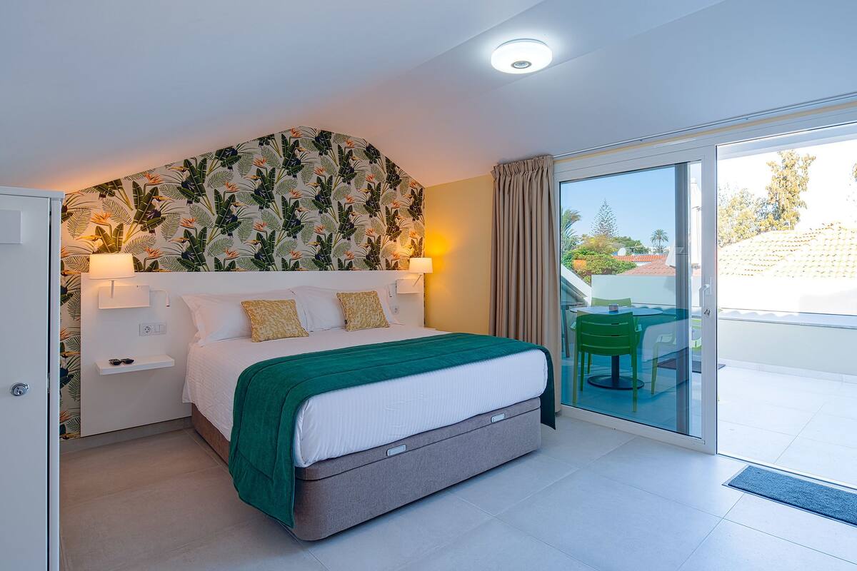 Appartement (senior suite terraza privada) | Coffres-forts dans les chambres, rideaux occultants