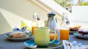 Déjeuner continental (8 EUR par personne)