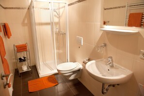 Comfort Apartment, 2 Bedrooms | Bathroom | Shower, towels