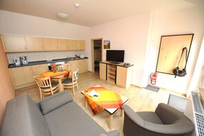 Apartamento, 1 quarto | Área de estar | TV de tela plana