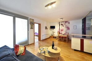 Departamento Premium, 2 camas individuales | Sala de estar | Televisión de pantalla plana 
