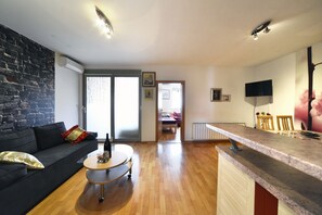 Apartamento Premium, 2 camas individuales | Zona de estar | Una televisión de pantalla plana