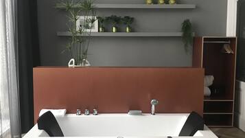 Ein modernes Badezimmer mit einer großen, weißen Badewanne, Holzregalen mit Pflanzen und einer hängenden Leuchte.