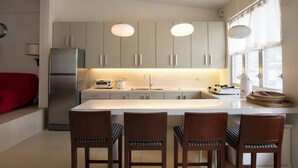Full-sized fridge, microwave, oven, stovetop - Agreeable Family Baguio Suites (Baguio)