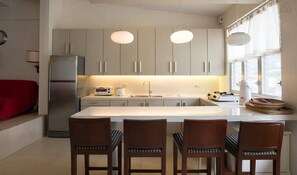 Full-sized fridge, microwave, oven, stovetop - Agreeable Family Baguio Suites (Baguio)