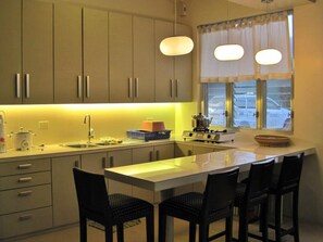 Großer Kühlschrank, Mikrowelle, Ofen, Herdplatte