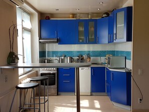 Apartment | Private kitchenette | Full-size fridge, microwave, stovetop, dishwasher - DeLuxe Apartment Novocheremuchkinskaya (Moscow)