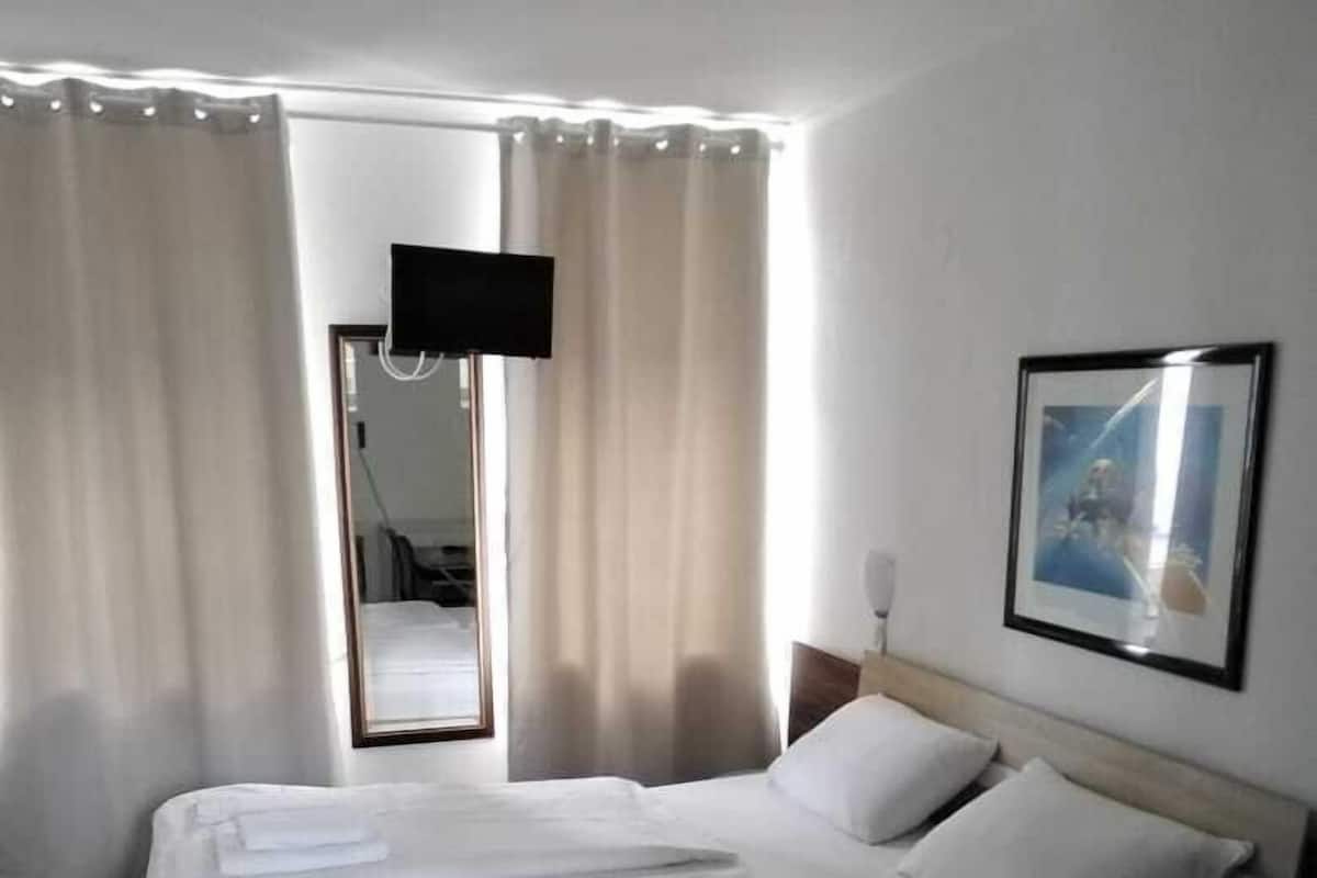 Comfort kamer, 1 twee- of 2 eenpersoonsbedden | Een kluis op de kamer, een bureau, gratis wifi, beddengoed