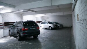 A parking garage with concrete floors and white walls. - Hotel Berliner Hof (Düsseldorf)
