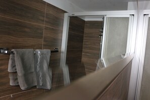 Triple Room | Bathroom | Deep soaking tub, towels