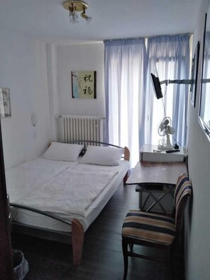 Economy Twin Room, Private Bathroom | In-room safe, desk, free WiFi, bed sheets - Hotel Berliner Hof (Düsseldorf)
