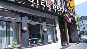 A hotel named "HOTEL BERLINER HOFE" with large windows and a sign indicating "ZIMMER FREE". - Hotel Berliner Hof (Düsseldorf)