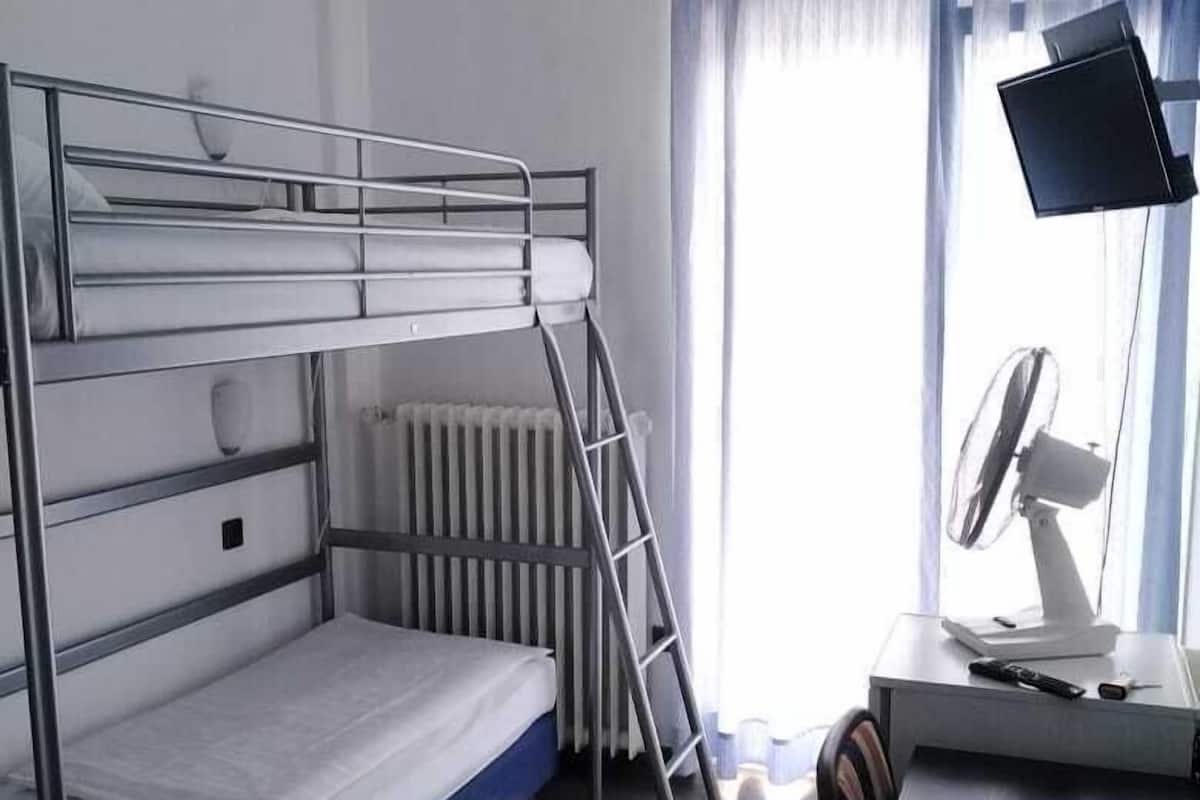 Economy Twin kamer, privébadkamer | Een kluis op de kamer, een bureau, gratis wifi, beddengoed