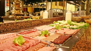 A buffet with various meats and fresh vegetables. - Star Am Dom Superior (Cologne)