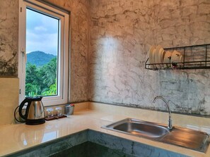 Kamar Standar | Dapur kecil pribadi | Lemari es, perlengkapan kebersihan, dan tisu