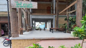 Eine Holzkonstruktion mit einem Schild, auf dem 'LIFE KOH Tao Resort' steht.