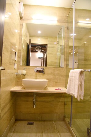 Deluxe-Doppel- oder -Zweibettzimmer | Badezimmer | Dusche, kostenlose Toilettenartikel