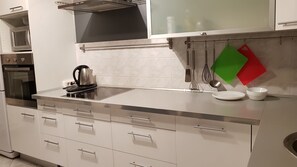 Appartement | Cuisine privée | Grand réfrigérateur, micro-ondes, four, plaque de cuisson