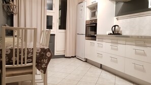 Appartement | Cuisine privée | Grand réfrigérateur, micro-ondes, four, plaque de cuisson