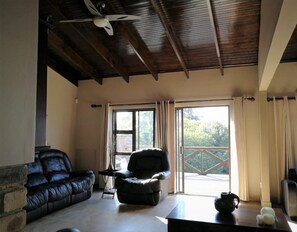 Hus – exclusive, 3 soverom | Oppholdsområde | Smart-TV og DVD-spiller