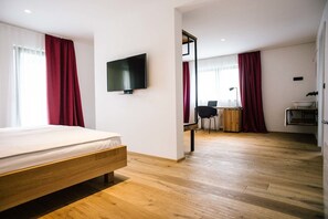 Room | In-room safe, blackout drapes, iron/ironing board, free WiFi - Vault Hotel (Ljubljana)
