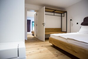 DELUXE DOUBLE ROOM | Két bảo mật tại phòng, màn/rèm cản sáng, bàn ủi/dụng cụ ủi quần áo 