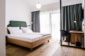 Caixa forta a l'habitació, cortines opaques i planxa i posts de planxar 