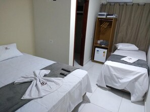 Frigobar, cortinas blackout, Wi-Fi de cortesia, roupa de cama