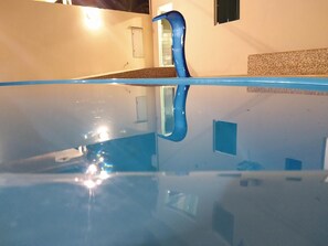 A clear view of a swimming pool with a blue edge and a glass bottom. - Pousada Ubarana (Maragogi)