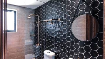 Quarto casal clássico, 1 cama de casal, para não fumantes (Bella) | Banheiro | Chuveiro, chuveiro com efeito de chuva, produtos de toalete grátis