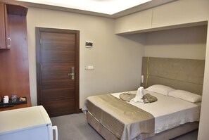 高級寢具、房內夾萬、書桌、隔音