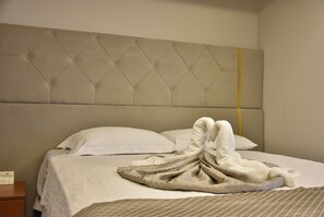 Standaard kamer, 1 twee- of 2 eenpersoonsbedden | Luxe beddengoed, een kluis op de kamer, een bureau, geluiddichte muren