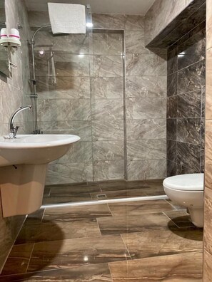 Bathtub, free toiletries, hair dryer, slippers - Gold City Hotel (Bursa)