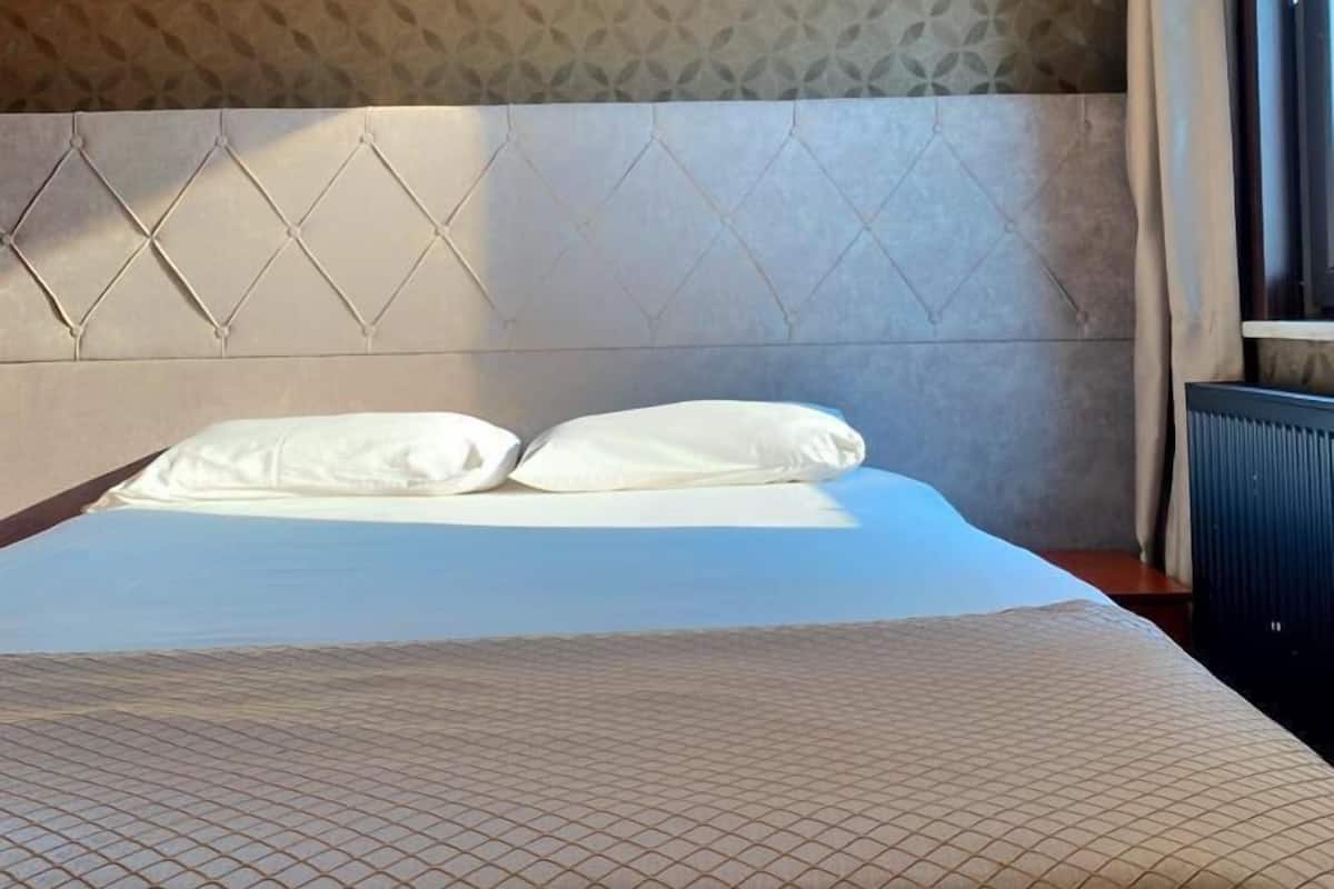 Literie de qualité supérieure, coffres-forts dans les chambres, bureau