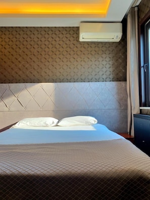 Ropa de cama de alta calidad y caja de seguridad en la habitación 