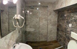 Bathtub, free toiletries, hair dryer, slippers - Gold City Hotel (Bursa)