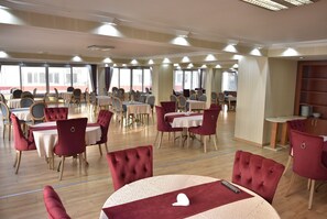 Serveert ontbijt, lunch, diner, Turkse gerechten 