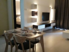 Apartamento família, 2 quartos, de frente para o oceano | Área de estar | Smart TV