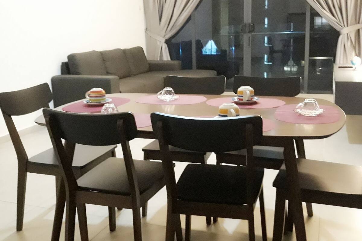 Meja kerja, tirai kedap cahaya, dan setrika/meja setrika