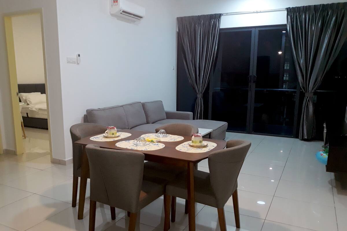 Apartemen Comfort, 1 kamar tidur, pemandangan kolam renang | Meja kerja, tirai kedap cahaya, dan setrika/meja setrika