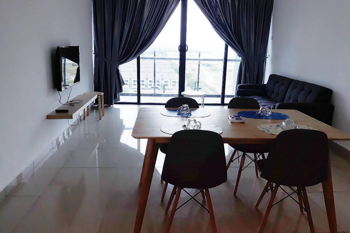 Apartemen Junior, 2 Tempat Tidur Queen, pemandangan kolam renang | Meja kerja, tirai kedap cahaya, dan setrika/meja setrika