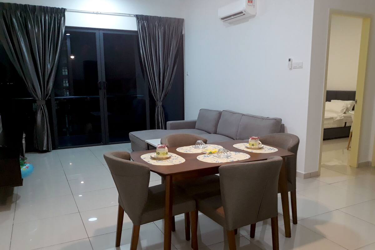 Meja kerja, tirai kedap cahaya, dan setrika/meja setrika