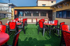 Outdoor dining - Oyo 1622 Hotel Balaji International (Barakpur)