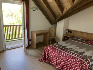 Lägenhet - 1 sovrum | Värdeförvaringsskåp på rummet, skrivbord och arbetsyta för laptop