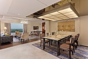 Presidential Suite (Presidential Suite) | Living area | 42-inch LED TV with digital channels, TV