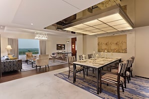 Suite presidencial (Presidential Suite) | Área de sala de estar | Televisión LED de 42 pulgadas con canales digitales y televisión