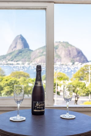 Appartement Romantique, 1 chambre, vue montagne, en front de plage | Coin séjour | Télévision à écran plat de 47 pouces avec chaînes par câble, télévision