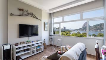 Apartamento romântico, 1 quarto, vista para a montanha, de frente para a praia | Área de estar | TV de tela plana 47 polegadas com canais a cabo, TV