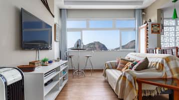 Apartamento romântico, 1 quarto, vista para a montanha, de frente para a praia | Área de estar | TV de tela plana 47 polegadas com canais a cabo, TV